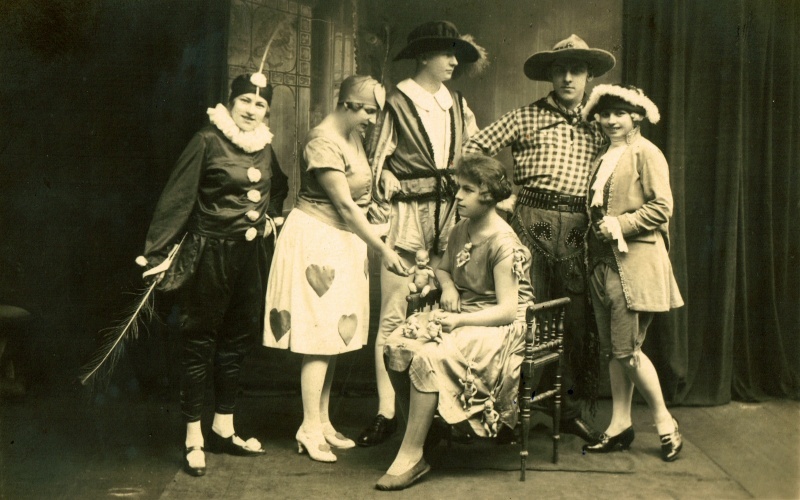 Uczestnicy balu maskowego członków loży masońskiej na fotografii z okresu międzywojennego